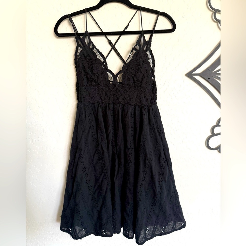 HUMMINGBIRD Black Lace Sleeveless Mini Dress - Small